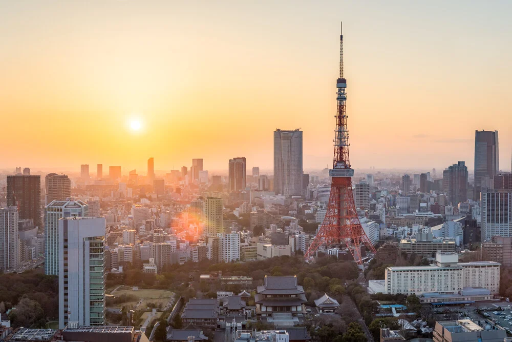 Tokyo Tower bei Sonnenuntergang - fotokunst von Jan Becke