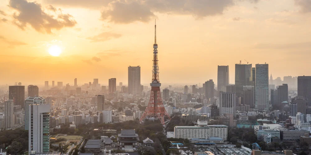 Sonnenuntergang über der Skyline von Tokyo - fotokunst von Jan Becke