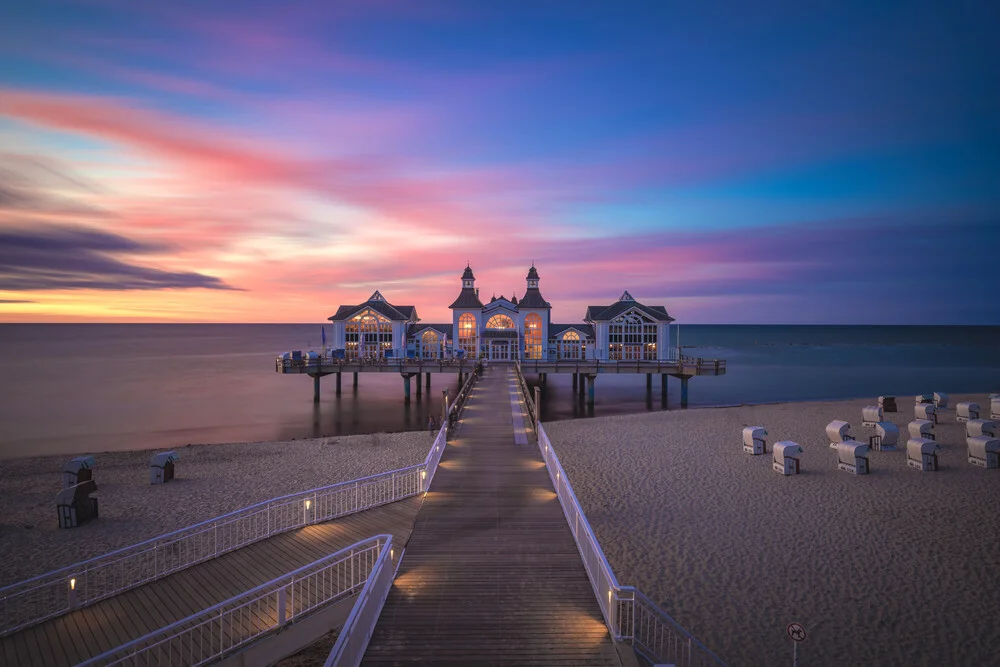 Seebrücke Sellin auf Rügen nach Sonnenuntergang - fotokunst von Jean Claude Castor