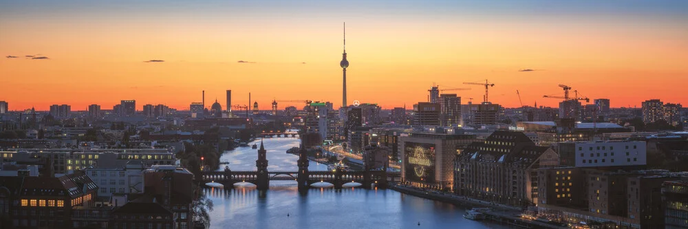 Berlin Skyline Mediaspree mit Fernsehturm zum Sonnenuntergang - fotokunst von Jean Claude Castor