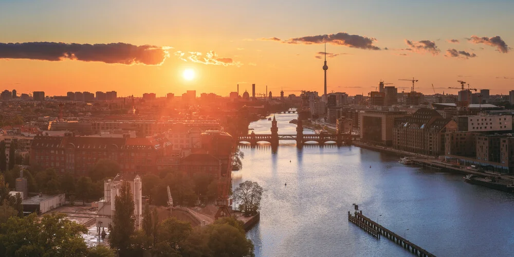 Berlin Skyline Panorama Sonnenuntergang Mediaspree - fotokunst von Jean Claude Castor