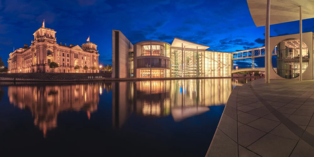 Berlin Regierungsviertel zur blauen Stunde Panorama I - fotokunst von Jean Claude Castor
