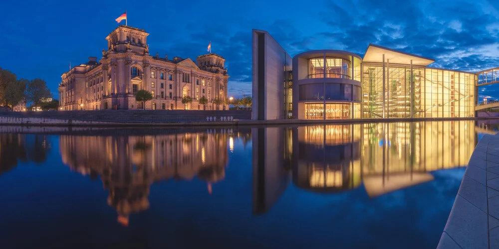 Berlin Regierungsviertel zur blauen Stunde Panorama III - fotokunst von Jean Claude Castor