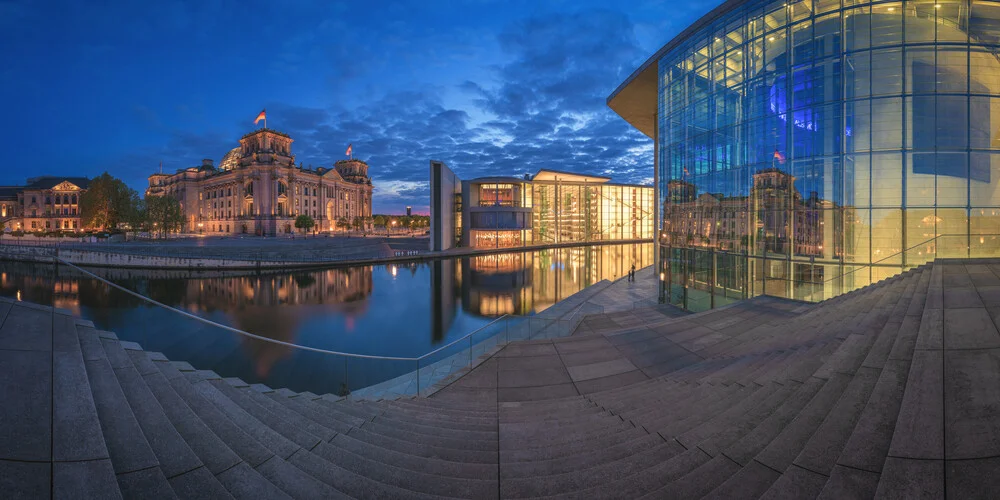 Berlin Regierungsviertel zur blauen Stunde Panorama IV - fotokunst von Jean Claude Castor