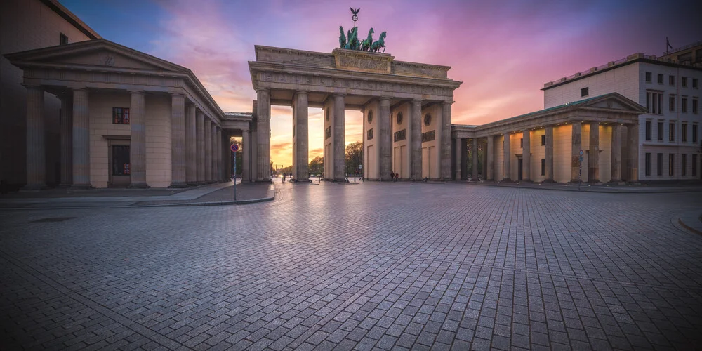 Berlin Brandenburger Tor Panorama am Abend V - fotokunst von Jean Claude Castor