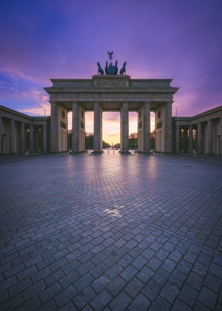 Berlin Brandenburger Tor Panorama am Abend VI - fotokunst von Jean Claude Castor