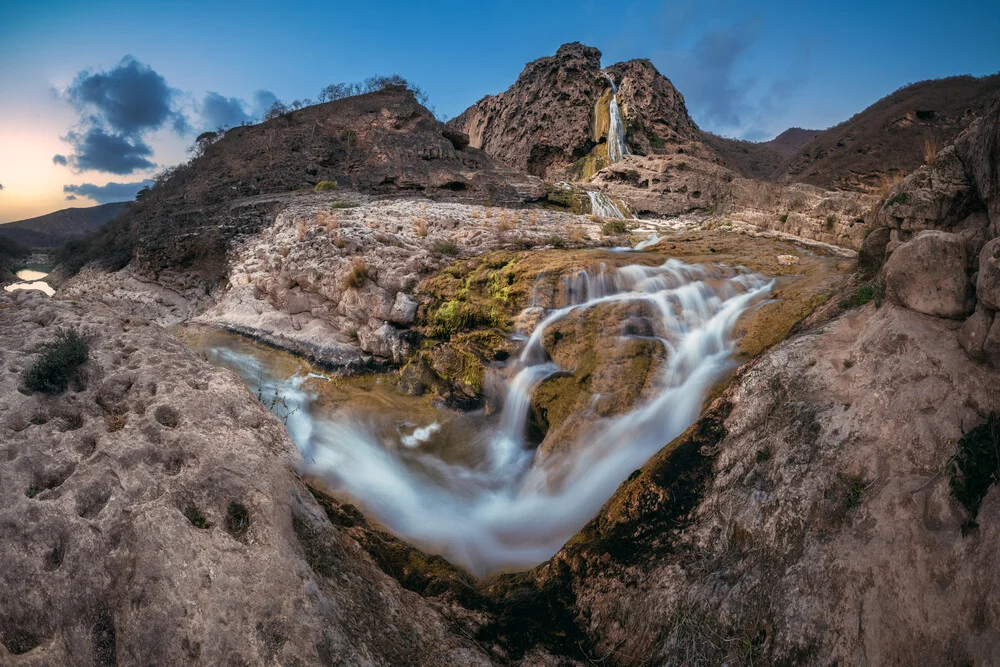 Wadi Darbat Wasserfall in Oman - fotokunst von Jean Claude Castor