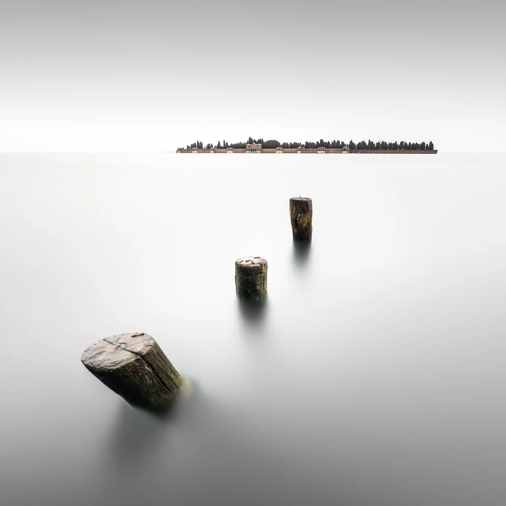 San Michele Poles | Venedig, Italien – Fotokunst von Ronny Behnert als Poster oder Acrylglasbild