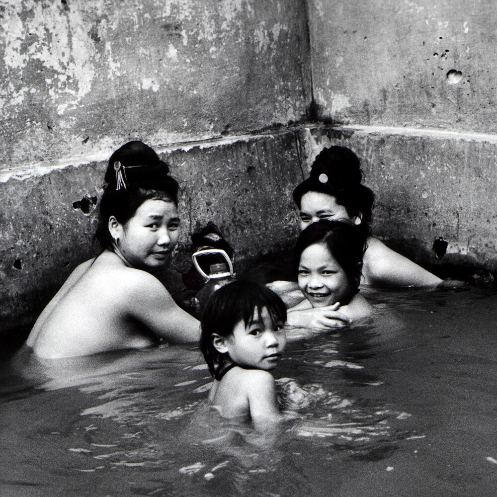 Bathing Thai Family - Son La - Nordwest Vietnam - Asien - fotokunst von Silva Wischeropp