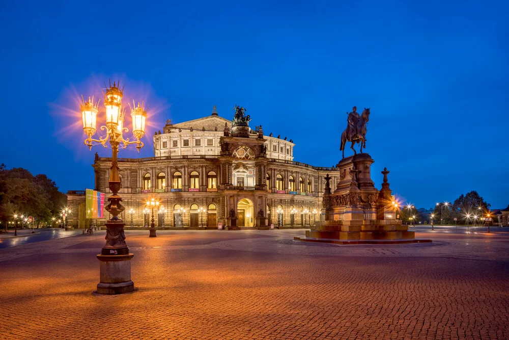 Semperoper am Theaterplatz in Dresden - fotokunst von Jan Becke