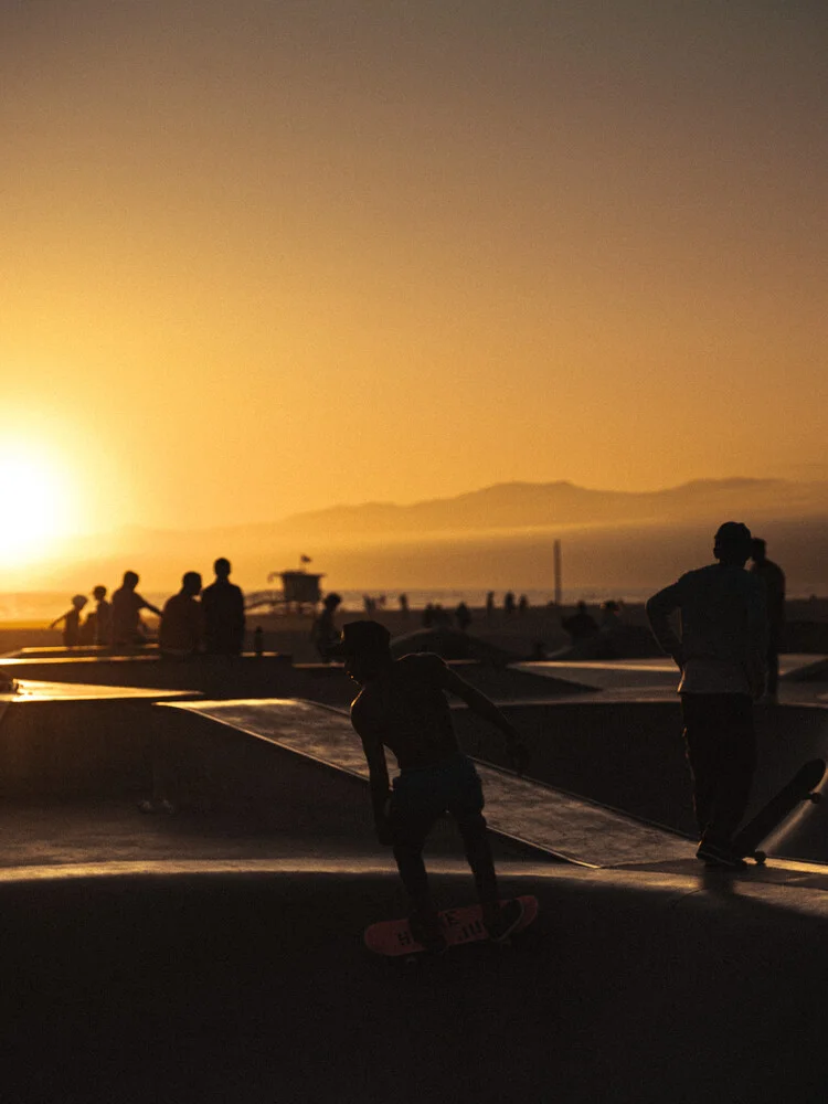 Sunset Skate at Venice - fotokunst von Ozgur Ergul