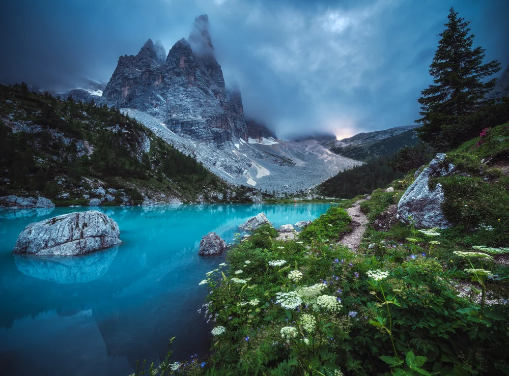 Lago di Sorapis in den Dolomiten - fotokunst von Jean Claude Castor