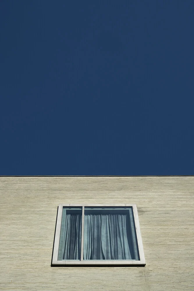 Das blaue Fenster - fotokunst von Christopher Horne