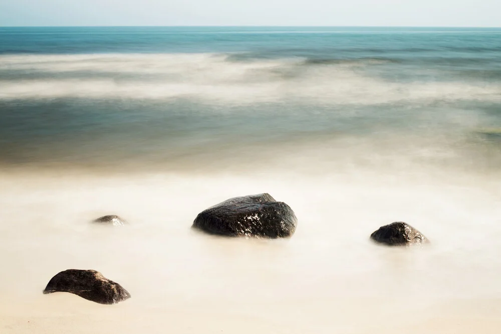 Steine und Meer - fotokunst von Manuela Deigert