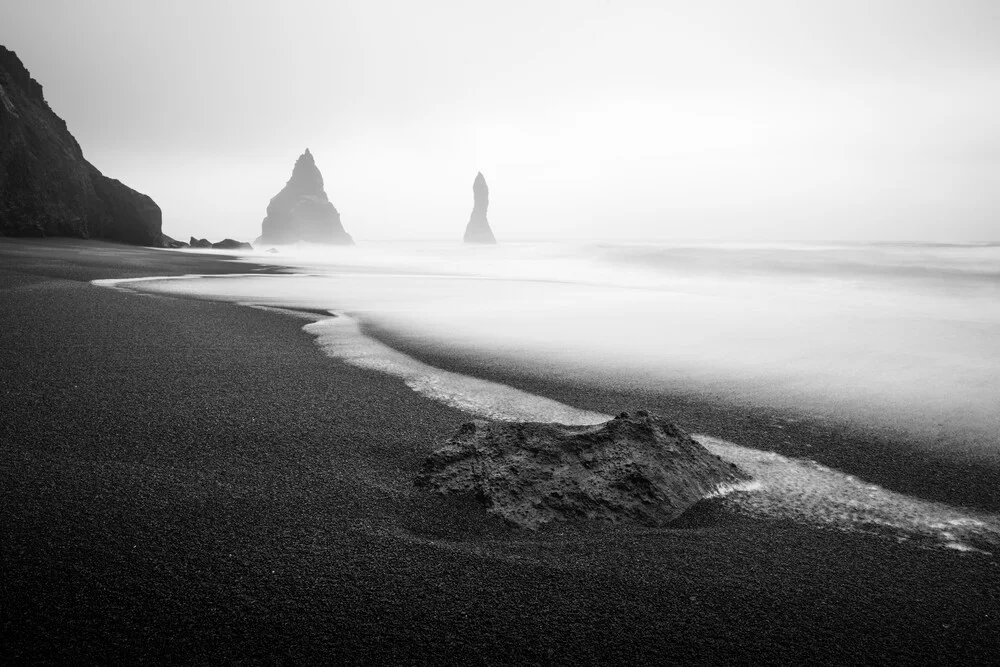 The Black and White Sand Beach, Island – Fotokunst von Max Saeling als Poster oder Acrylglasbild