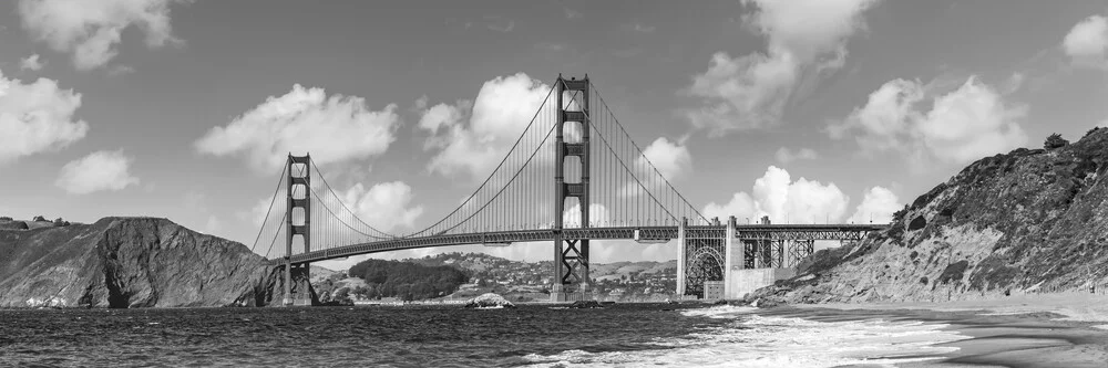 GOLDEN GATE BRIDGE Baker Beach Panorama Monochrom - fotokunst von Melanie Viola