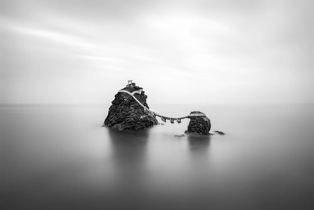 Meoto Iwa Felsen an der Küste von Ise - fotokunst von Jan Becke