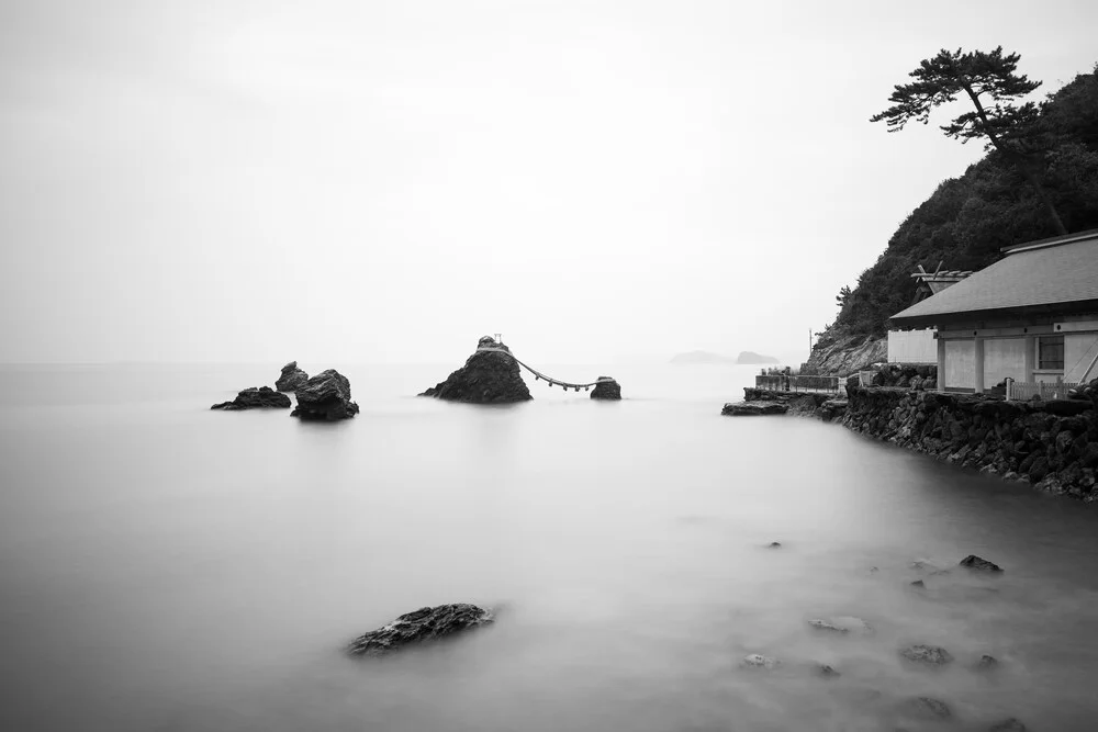 Meoto Iwa Felsen an der Küste von Ise - fotokunst von Jan Becke