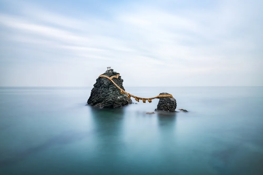 Meoto Iwa Felsen vor der Küste von Ise - fotokunst von Jan Becke