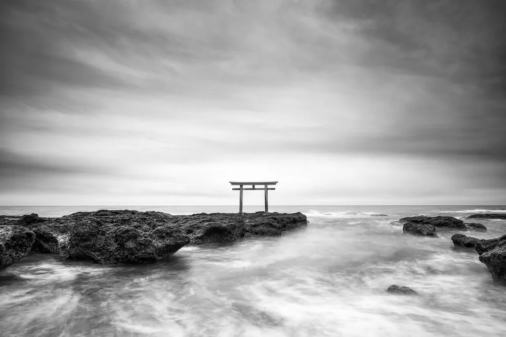 Torii am Meer - fotokunst von Jan Becke