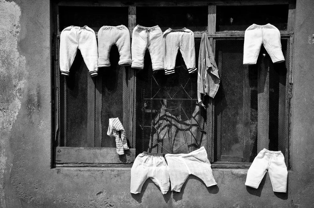 Laundry - fotokunst von Marco Entchev