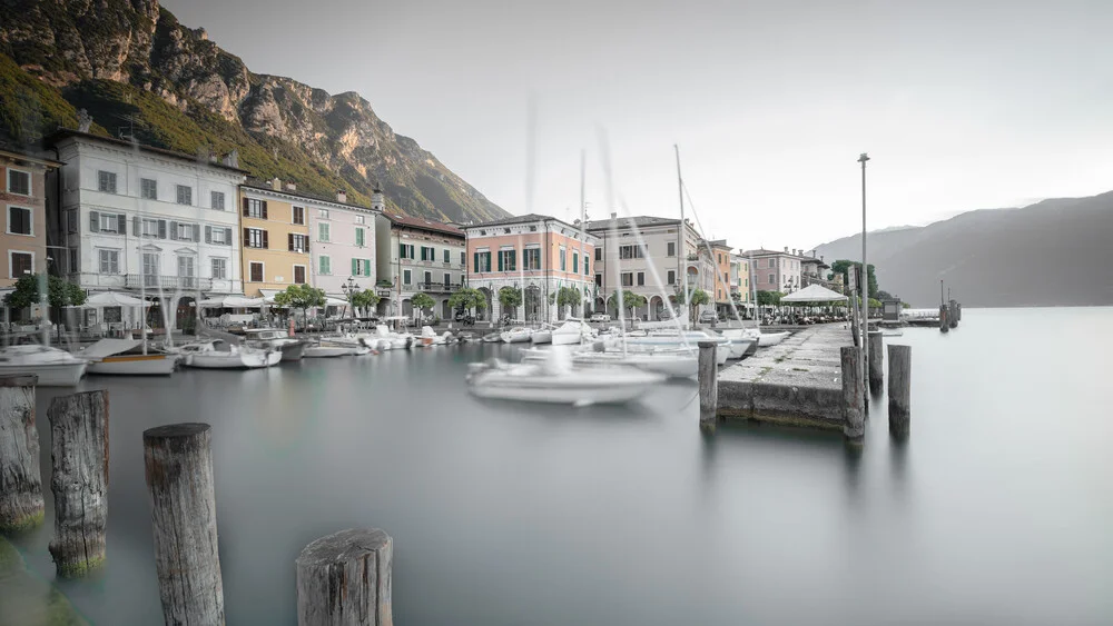 Hafen Gargnano - Lago di Garda - fotokunst von Dennis Wehrmann