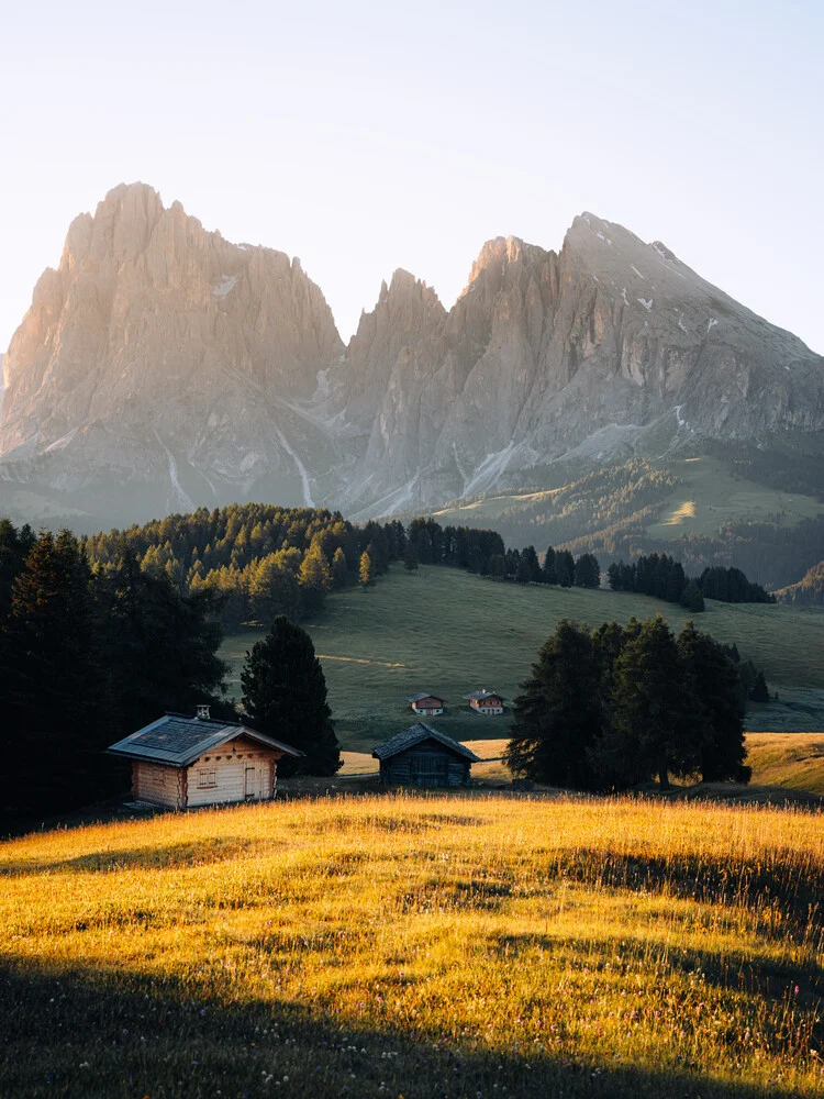 Morgenlicht trifft auf hochalpine Berglandschaft - fotokunst von André Alexander