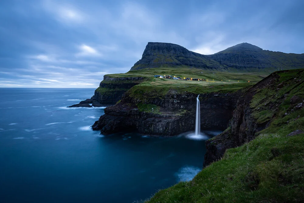 Wasserfall Múlafossur beim Dorf Gásadalur - fotokunst von Eva Stadler