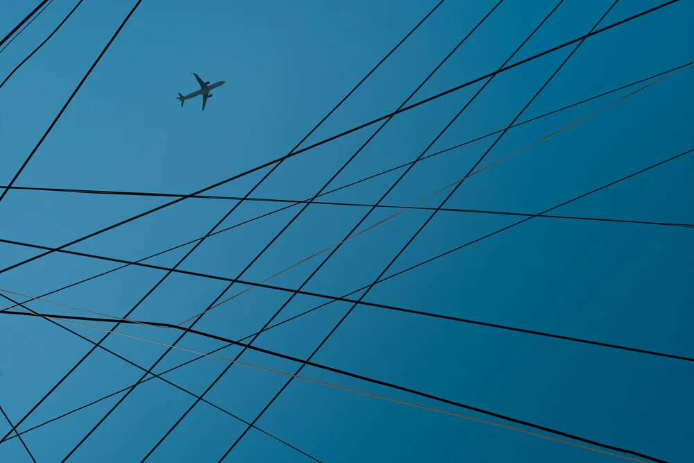 Fly By - fotokunst von AJ Schokora