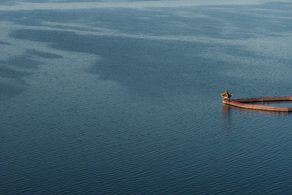 Magic Hour on Erhai Lake - fotokunst von AJ Schokora