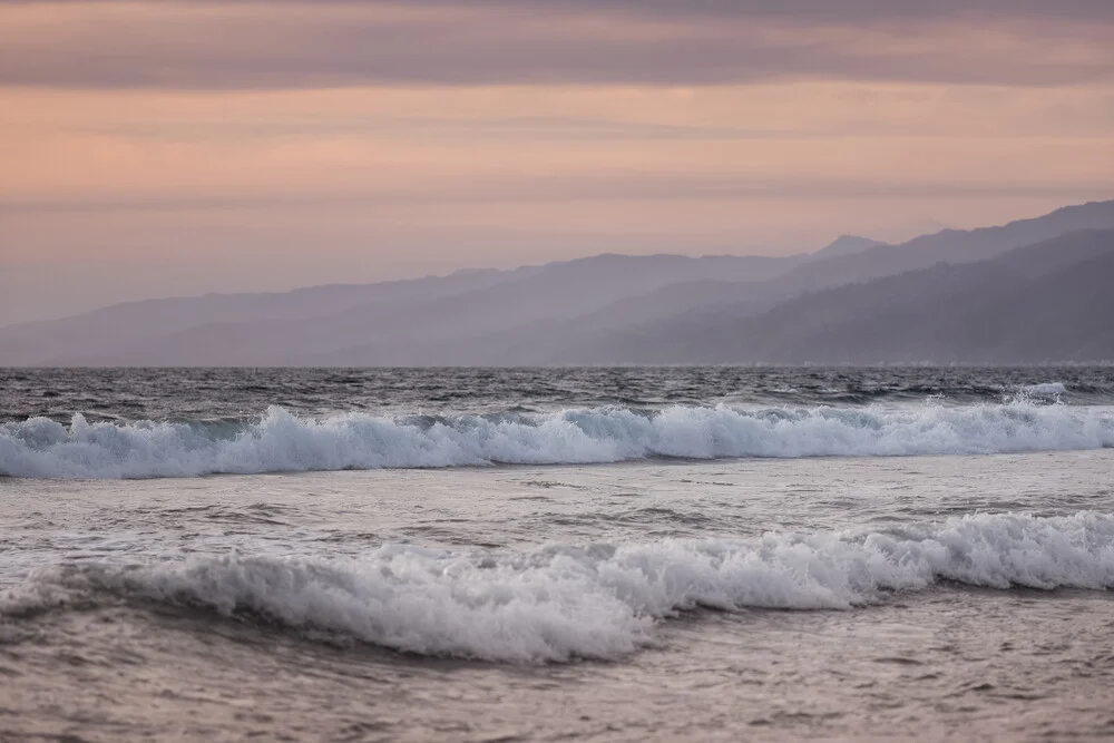 Santa Monica Coastline - fotokunst von AJ Schokora