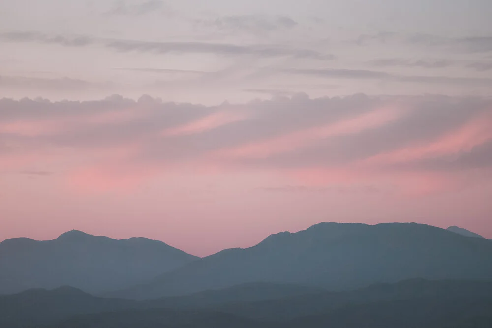 Mountainview Skyline - fotokunst von AJ Schokora