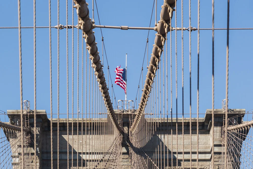 Brooklyn Bridge, Vereinigte Staaten – Fotokunst von AJ Schokora als Poster oder Acrylglasbild