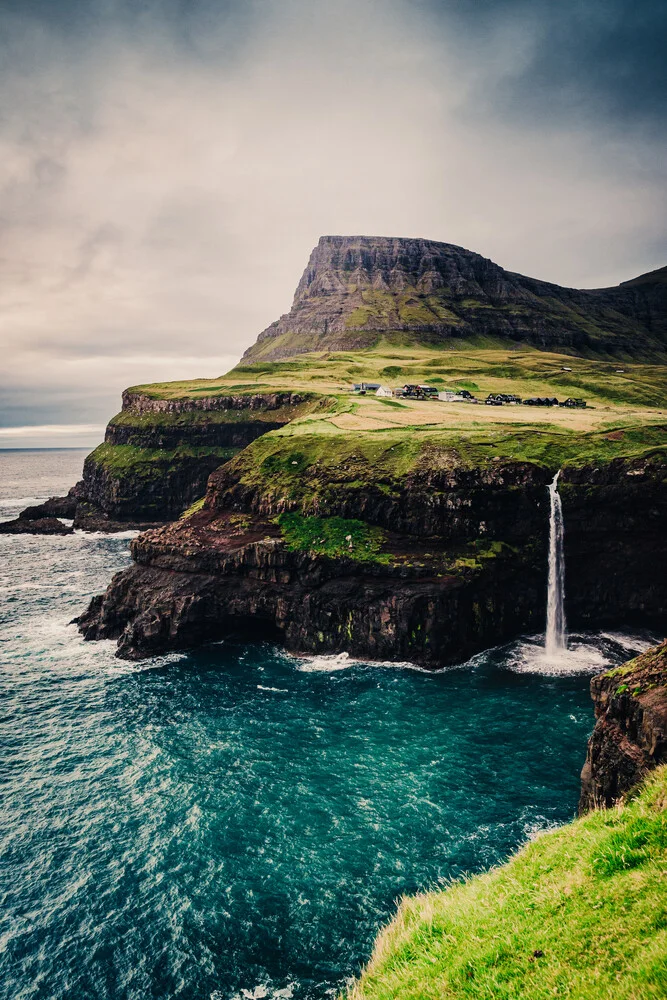 Wasserfall Múlafossur auf den Färöer-Inseln - fotokunst von Eva Stadler