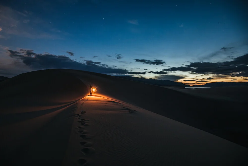 woman with lantern in the desert - fotokunst von Leander Nardin
