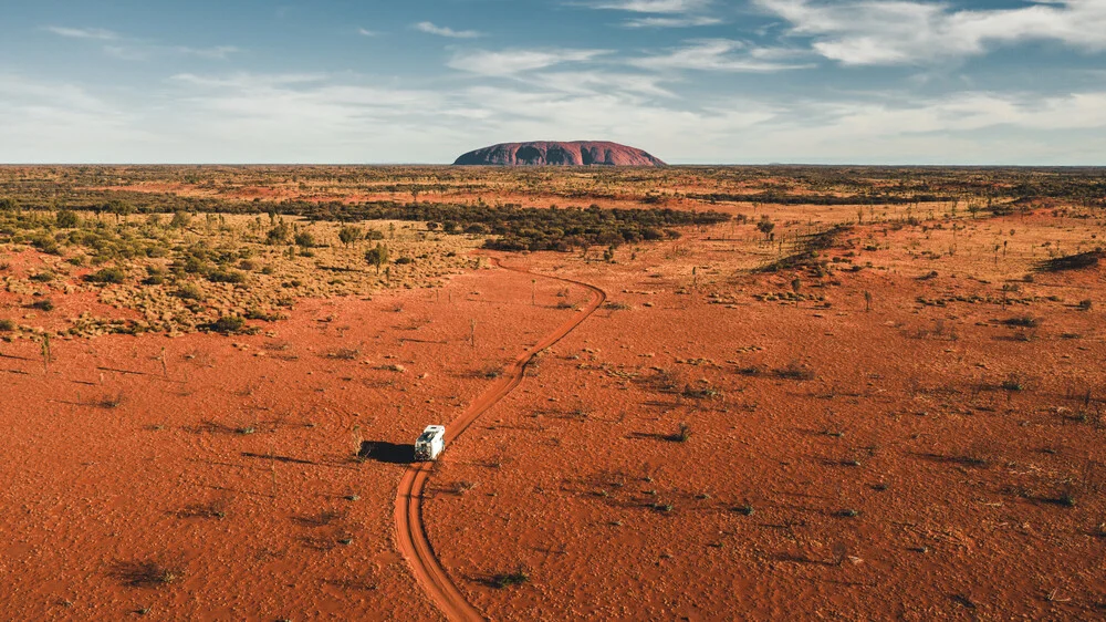 adventure truck on the way to uluru - fotokunst von Leander Nardin