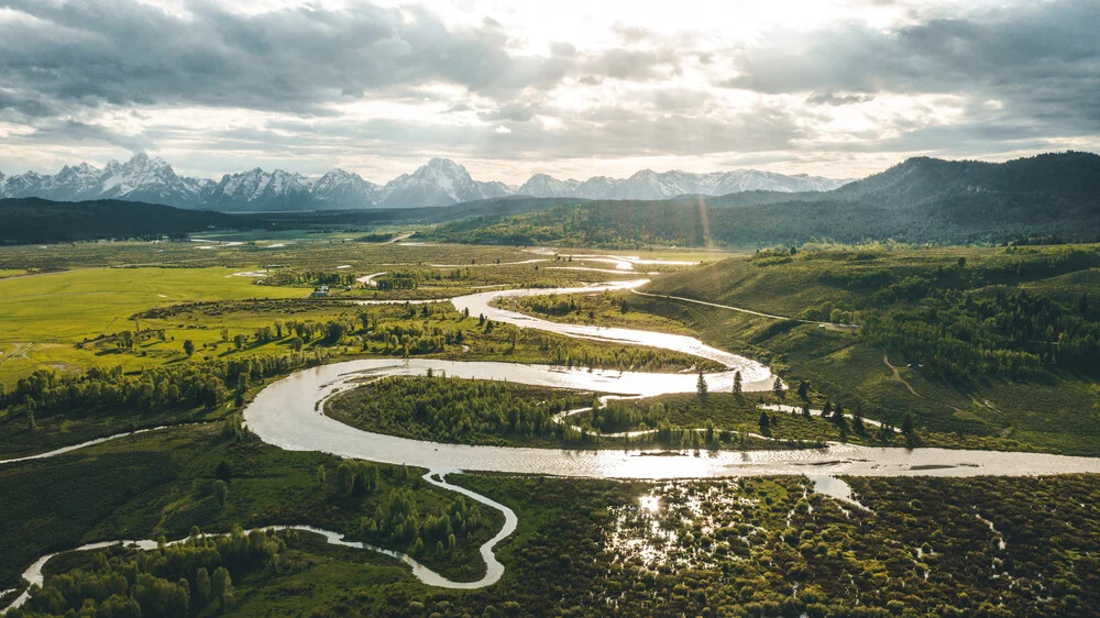 River Meandering Through Green Grassland - fotokunst von Leander Nardin