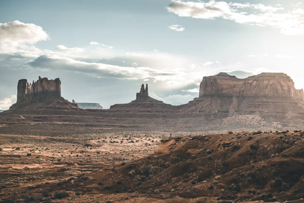 boy in monument valley - Fineart photography by Leander Nardin