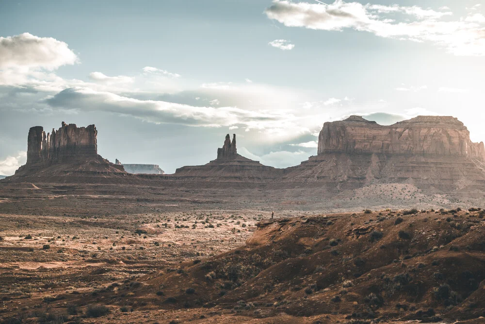 boy in monument valley - fotokunst von Leander Nardin