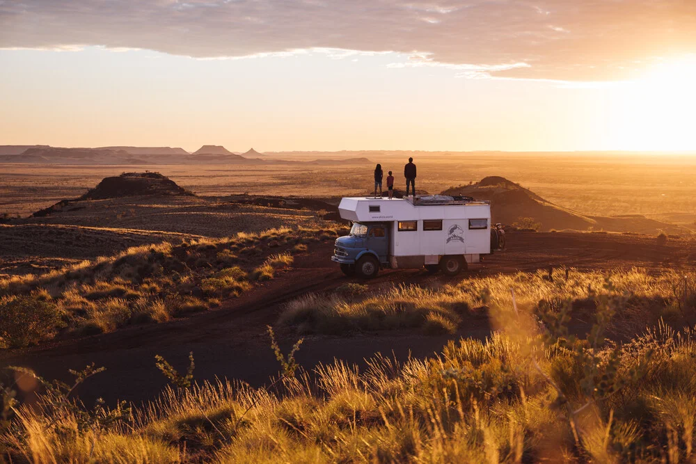 family on a truck at sunrise - fotokunst von Leander Nardin