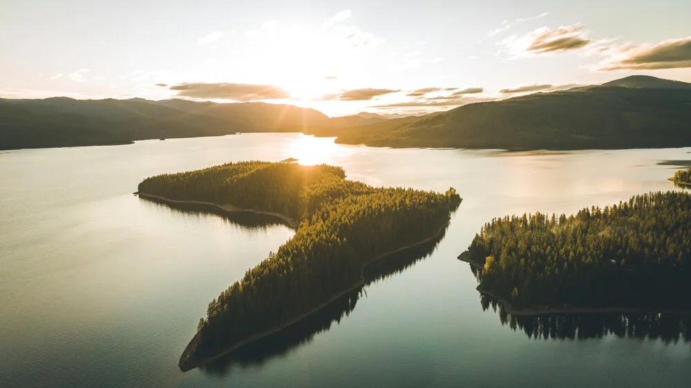 sunrise above lake - Fineart photography by Leander Nardin