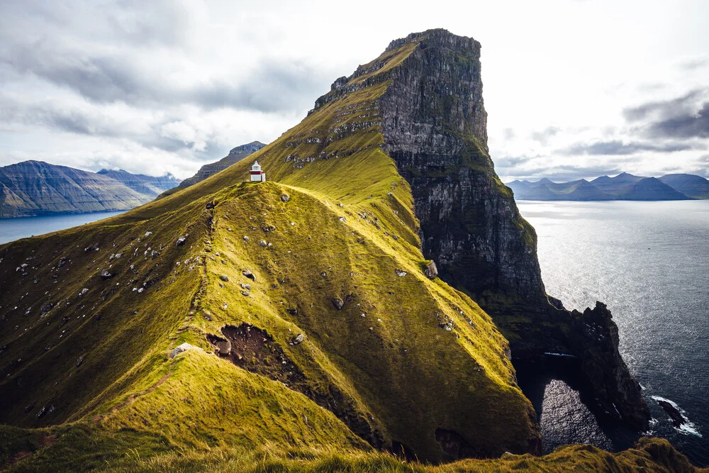 Leuchtturm Kallur beim Dorf Trøllanes auf der Insel Kalsoy - fotokunst von Eva Stadler