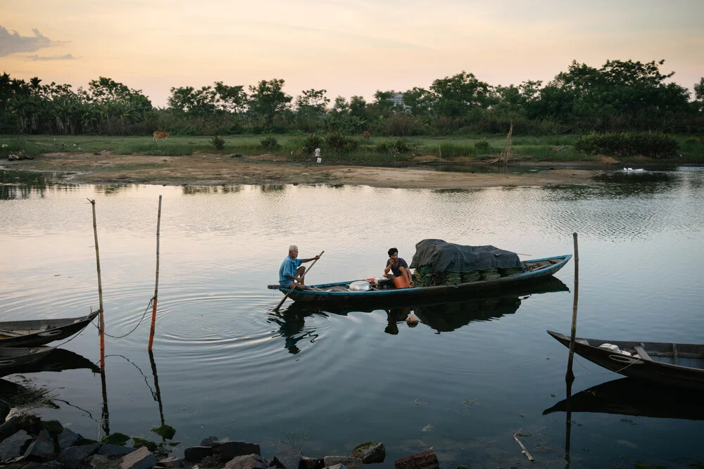 Fischer in Hoi An - fotokunst von Claas Liegmann