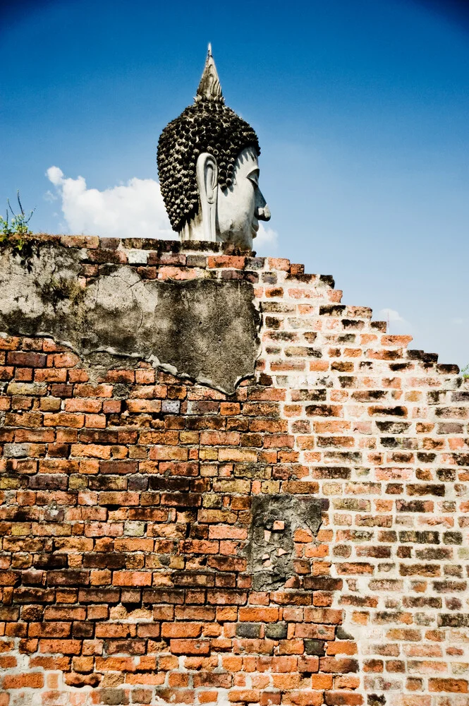 Buddha hinter Mauern - fotokunst von Michael Wagener