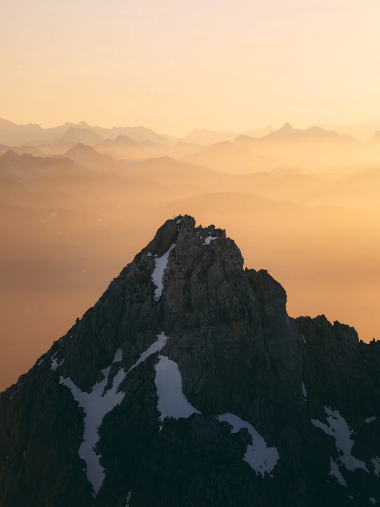 Bergspitze im Abendlicht - fotokunst von Sebastian ‚zeppaio' Scheichl