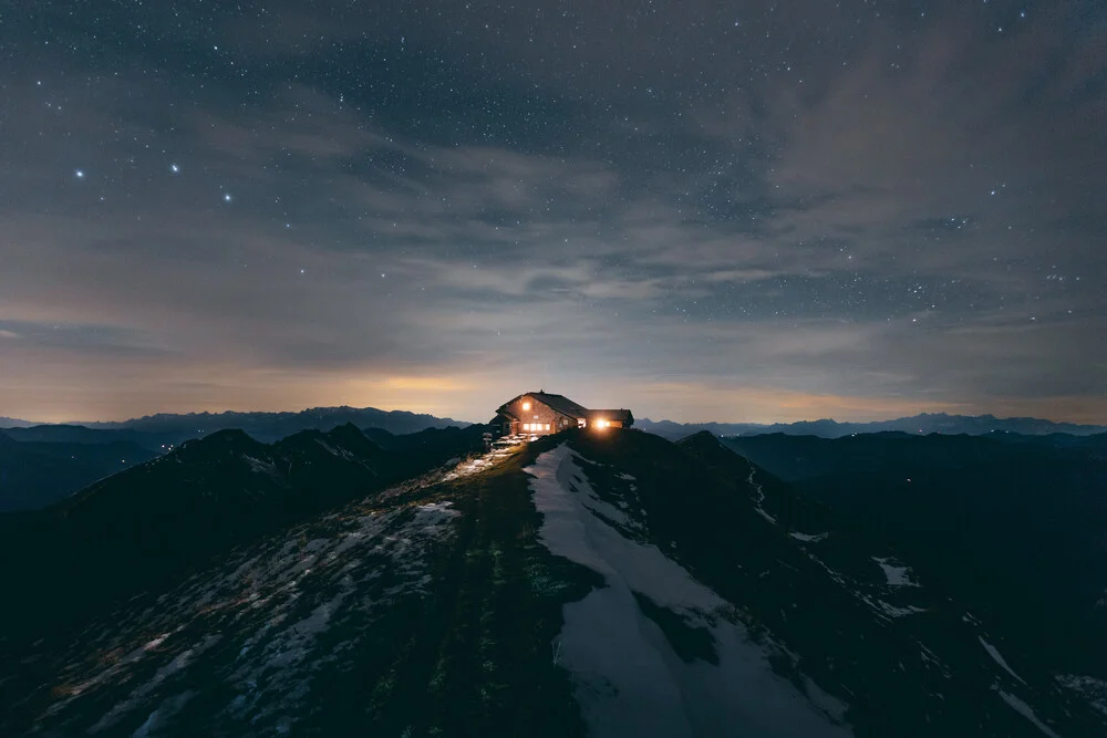 Berghütte bei Nacht - fotokunst von Sebastian ‚zeppaio' Scheichl