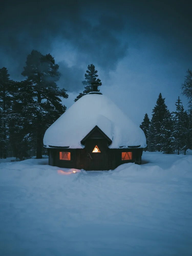 Feuerhütte in Finnland - fotokunst von Patrick Monatsberger