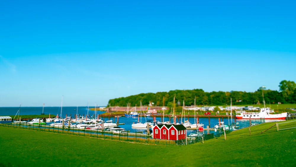 Sande #1 - Ein kleiner Hafen an der Nordsee - fotokunst von Vision Praxis