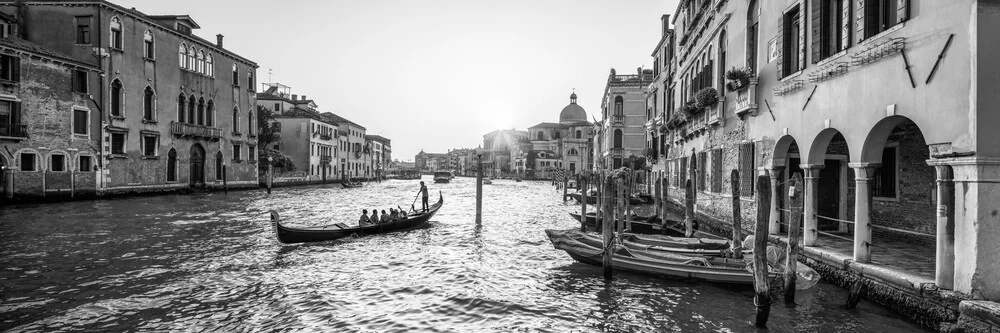 Gondelfahrt entlang dem Canal Grande in Venedig - fotokunst von Jan Becke