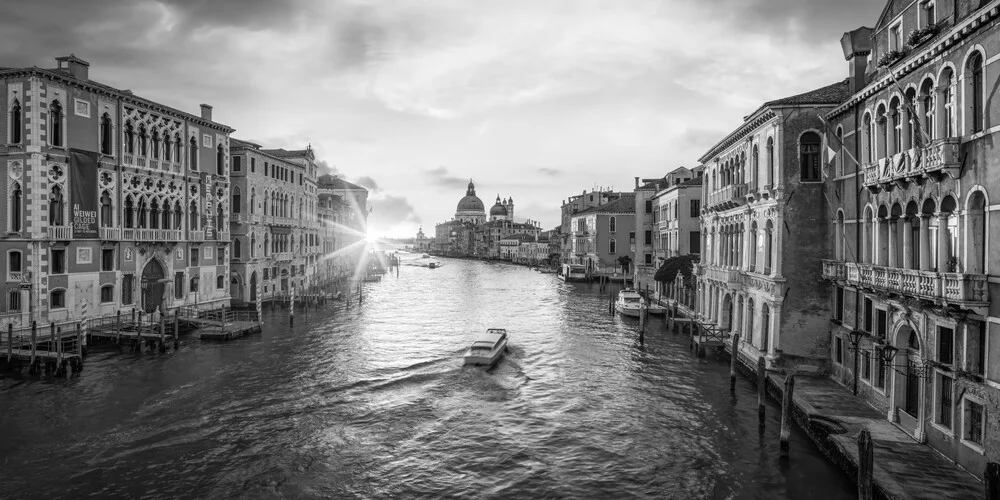 Sonnenaufgang am Canal Grande in Venedig - fotokunst von Jan Becke